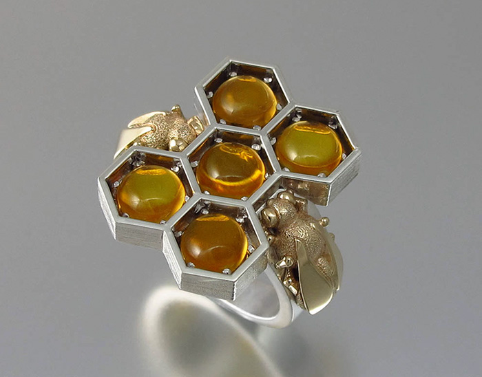 WingedLion - pszczoła, plaster miodu i biżuteria. WingedLion - bee, honeycomb and jewelry.