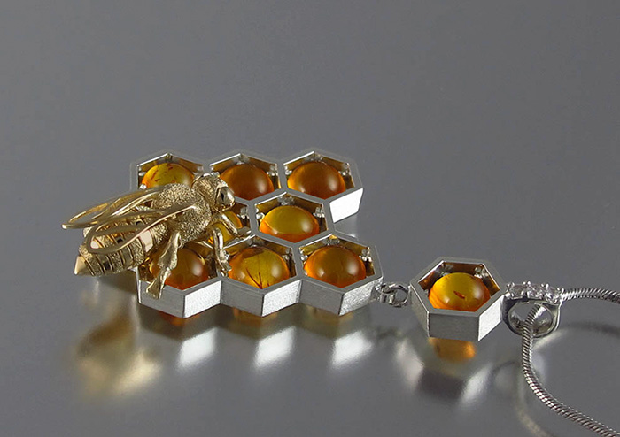 WingedLion - pszczoła, plaster miodu i biżuteria. WingedLion - bee, honeycomb and jewelry.