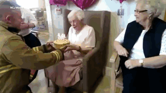 105 साल की उम्र में दादी को चाहिए टैटू वाला फायरमेन