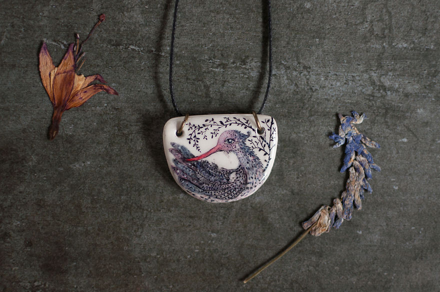I-create-wearable-art-necklaces-with-tiny-watercolor-and-ink-paintings-57a612b2c674f__880.jpg