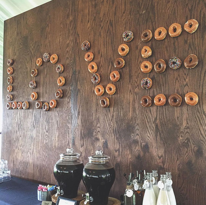 Ściana z pączków - najnowszy weselny trend. Donut walls - the newest wedding trend.