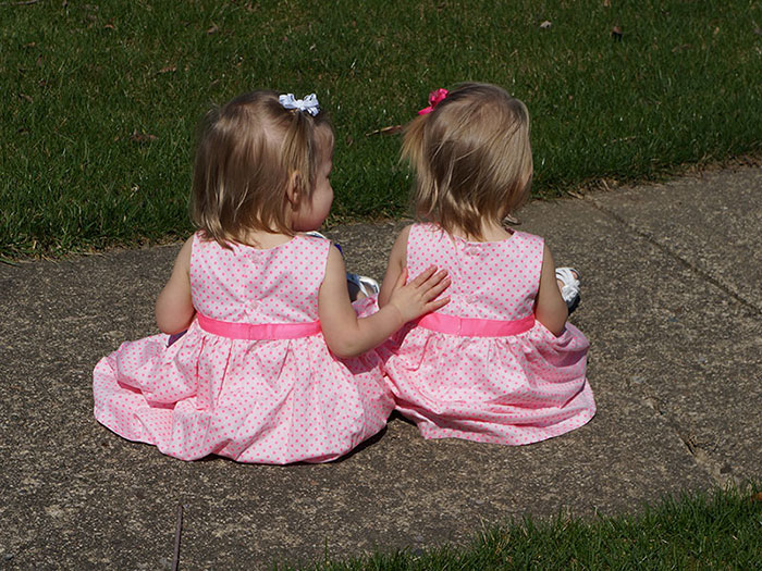 identical-twins-born-holding-hands-jenna-jillian-sarah-thistlethwaite-9