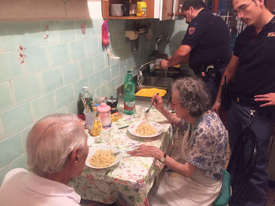 Po tom, čo policajti našli starší pár, ktorý plače, uvarili im špagety a ostali sa s nimi porozprávať