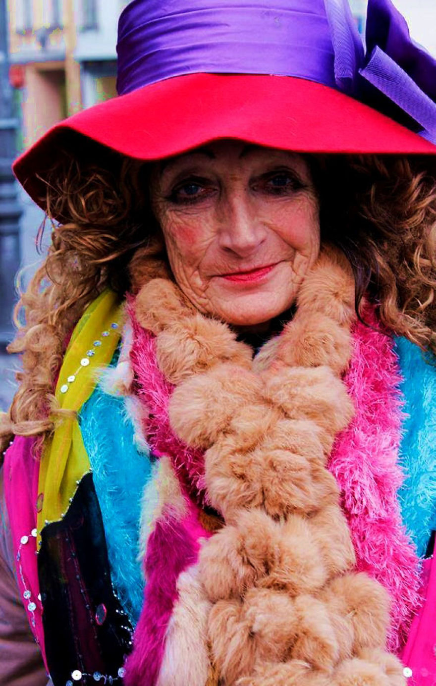 80-летняя бездомная старушка - икона стиля