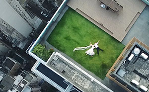 After Accidentally Shooting These Newlyweds On The Rooftop, Photographer Asks Internet To Help Him Find The Couple