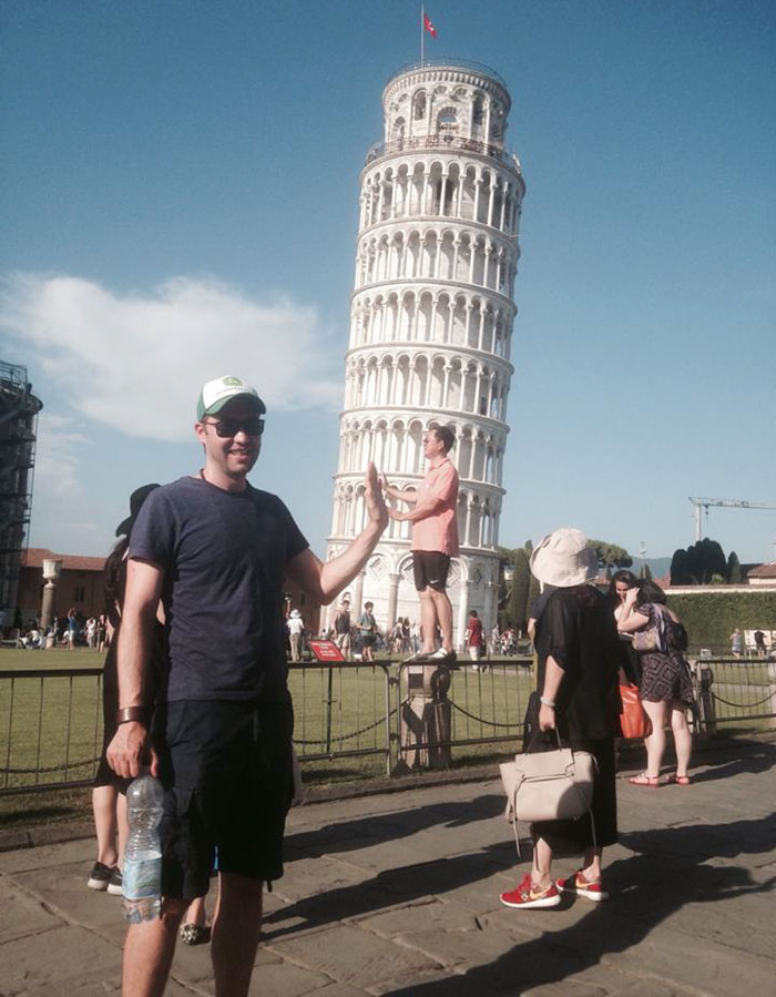 image funny tourists leaning tower of pisa 5
