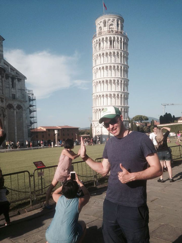image funny tourists leaning tower of pisa 6