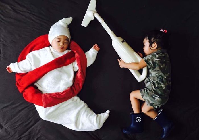 Sleeping-японско-близнецы-мама-платье-вверх-дети-фотографии-ayumiichi