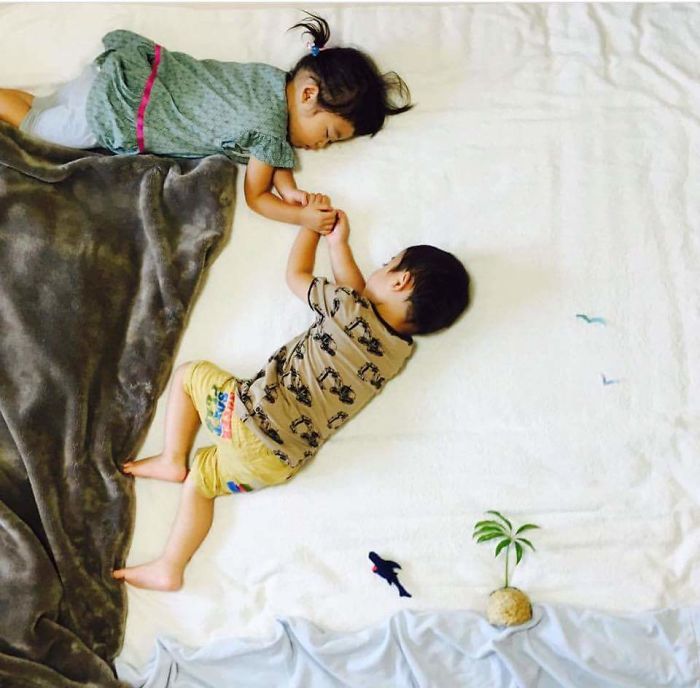 Sleeping-японско-близнецы-мама-платье-вверх-дети-фотографии-ayumiichi