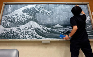 Japanese Teacher Surprises His Students With His Stunning Chalkboard Art