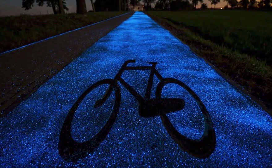 glowing blue bike lane-TPA-instytut-badan-technicznych-poland-4