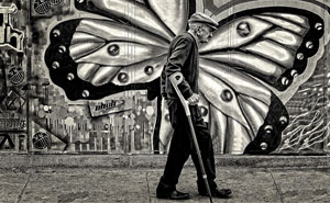 15+ Perfectly Timed Street Photography Shots That Show Timing Is Everything