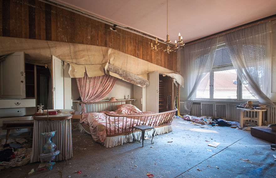  photos abandoned bedrooms show dusty remains 