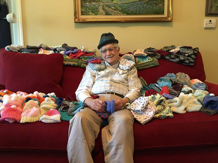 86 ročný dedko s rakovinou sa naučil pliesť, aby vedel vyrábať čiapočky pre nedonosené bábätká