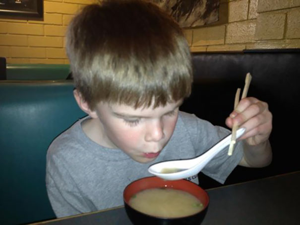 "Le pedí a mi hijo que use los palitos chinos en el restaurante"