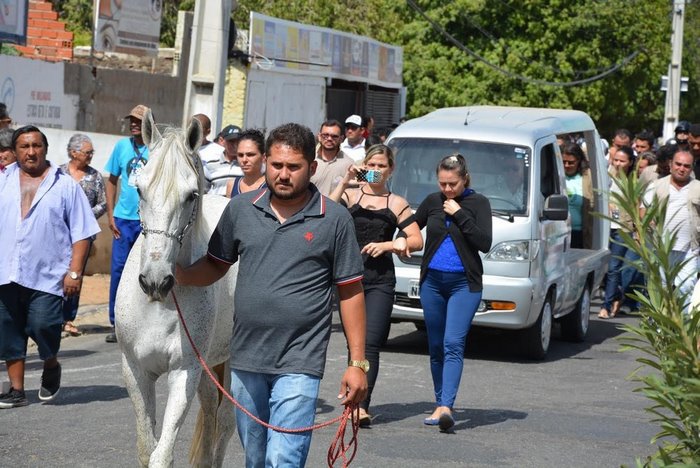 horse-goodbye-owner-funeral-brasil-7