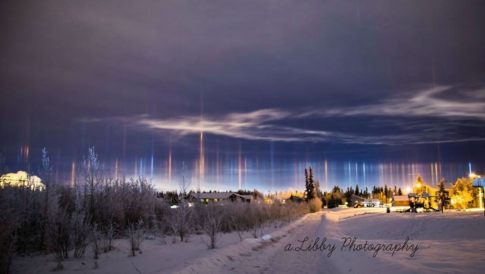 Stunning Light Pillars Captured In Ontario, Canada (10+ Pics)