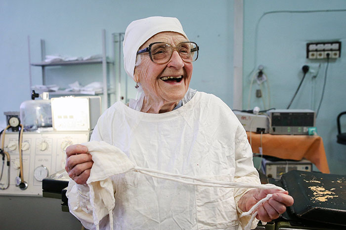 89-year-old-surgeon-alla-ilyinichna-levushkina-12