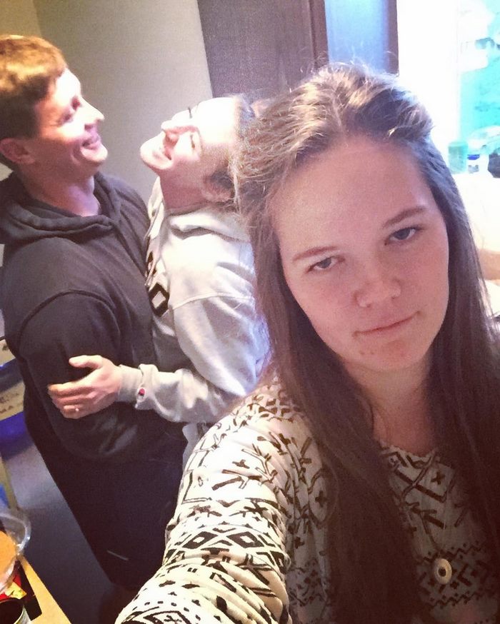 Woman Documents Her Life As Third Wheel In Hilarious Selfies Becomes Internet Celebrity Bored