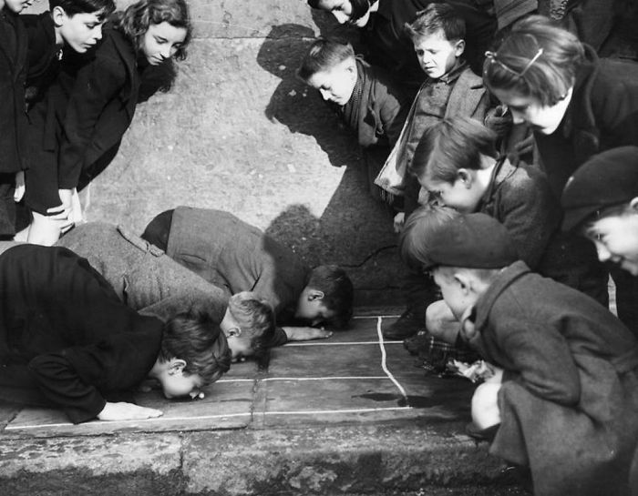 Játszó gyermekek "Push The Peanut", King Cross Street London, 1938