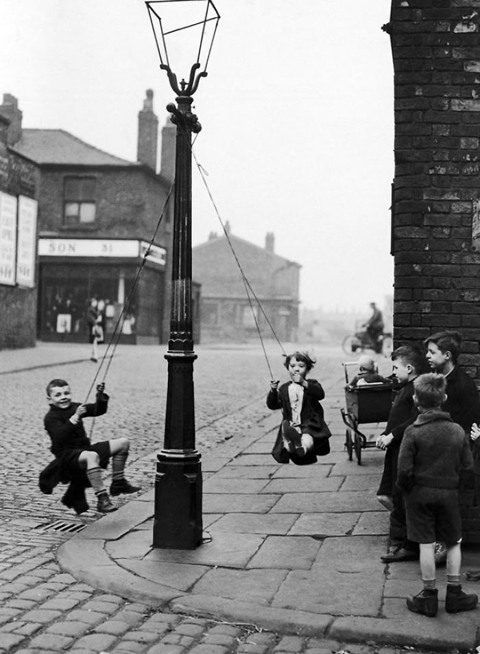 Gyerekek egy Manchester Street megtalálja a saját élvezetét, a támogatás egy kötéllel és Lamp Post, 1946