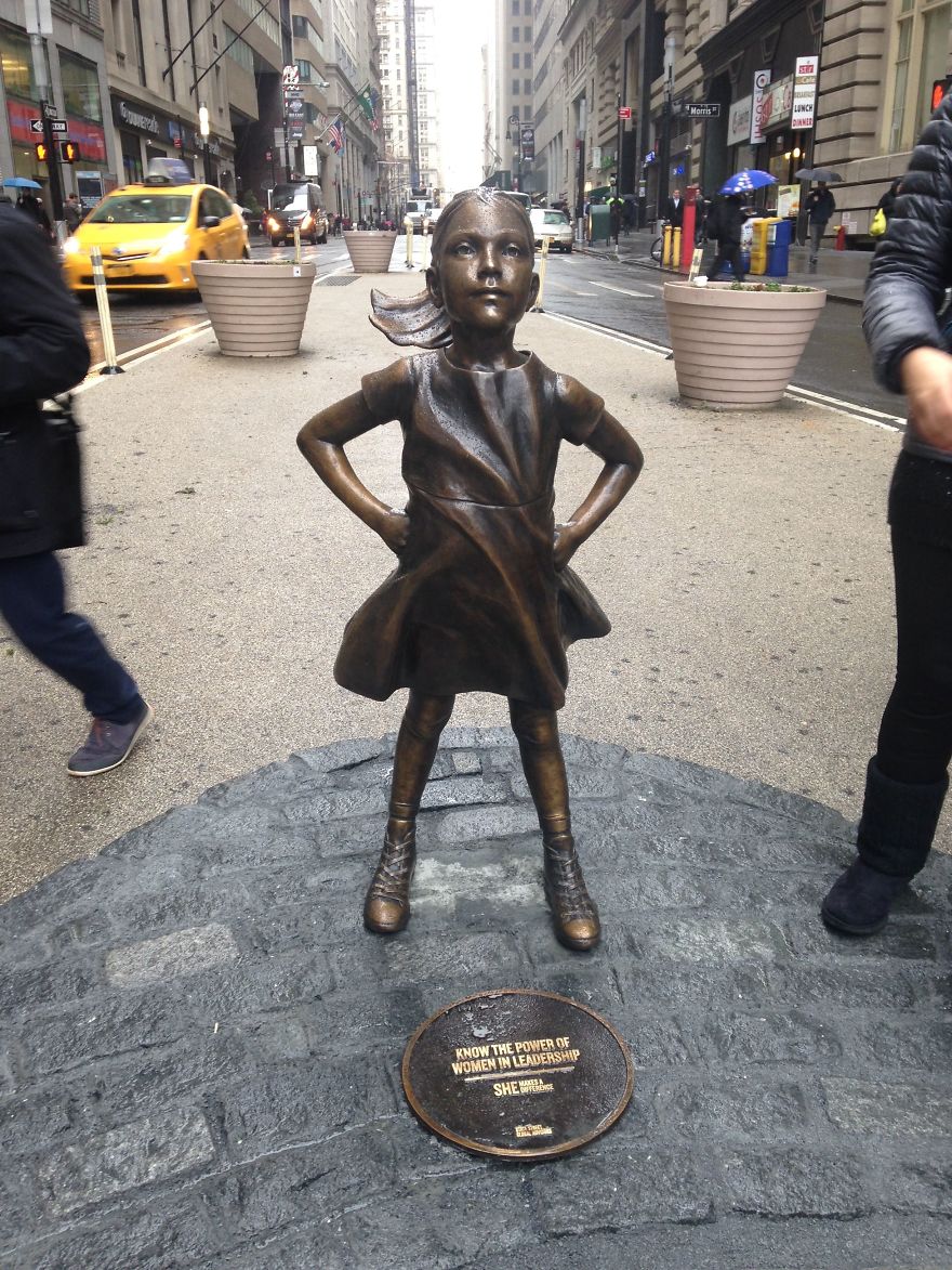 small-girl-faces-wall-street-bull-statue