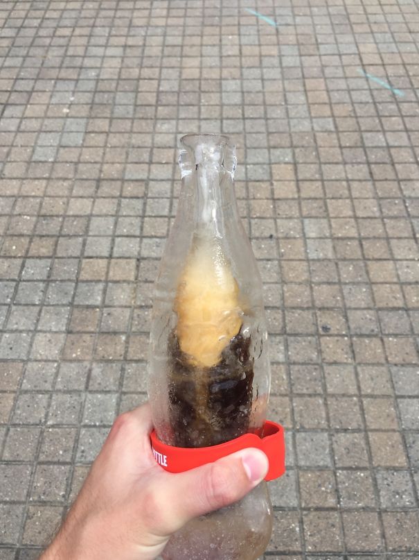 Botella de Coca-Cola de hielo con una goma para no congelarse las manos