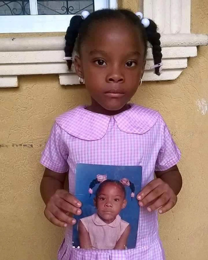 Hija con una foto de su madre a su misma edad