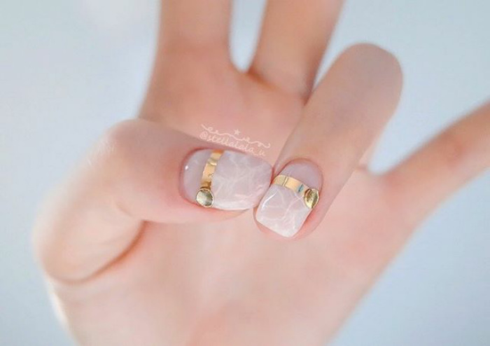 Kwarc - minerał miłości i kwarcowe paznokcie jako najnowszy trend na wiosnę 2017. Quartz - love mineral and quartz nails as a newest beauty trend of spring 2017.