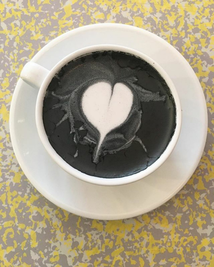 Bardzo czarna kawa latte (z węglem aktywnym). Very balck latte coffee (made from activated charcoal).