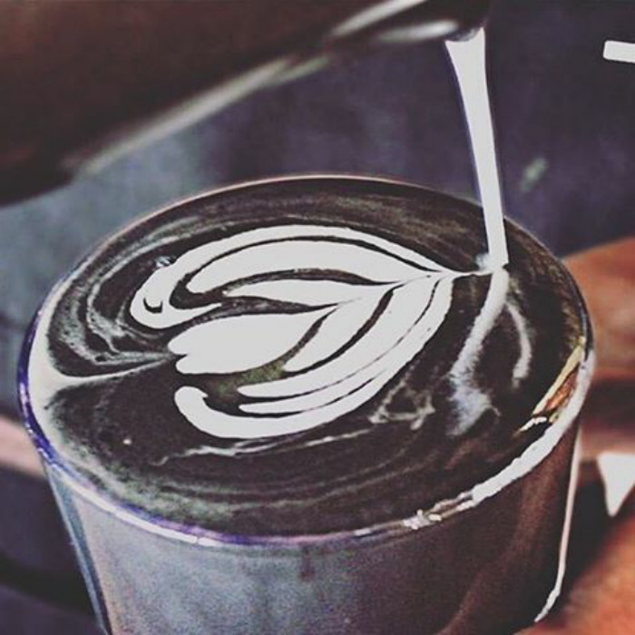 Bardzo czarna kawa latte (z węglem aktywnym). Very balck latte coffee (made from activated charcoal).
