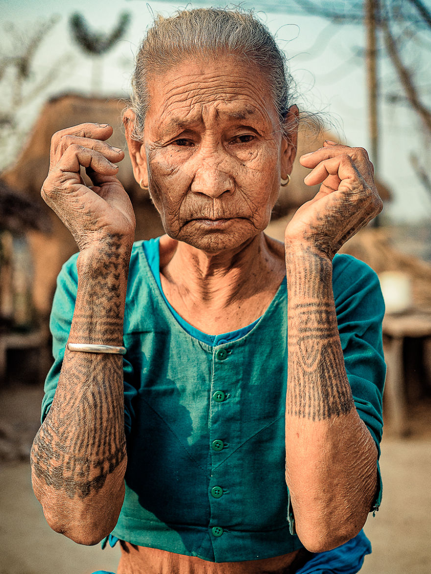 Omar Reda - ostatnie wytatuowane kobiety z plemienia Tharu (Nepal). Omar Reda - the last tattooed women of the Tharu tribe (Nepal).