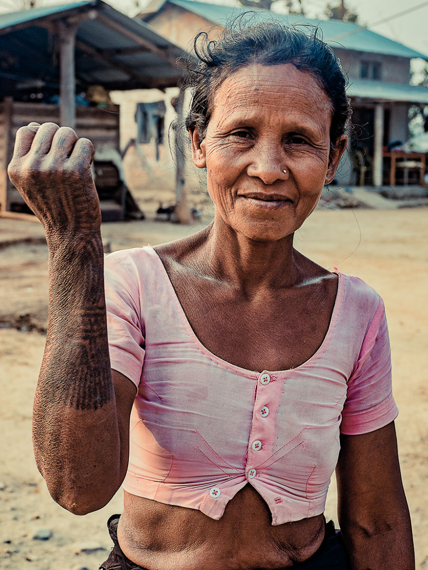 Omar Reda - ostatnie wytatuowane kobiety z plemienia Tharu (Nepal). Omar Reda - the last tattooed women of the Tharu tribe (Nepal).