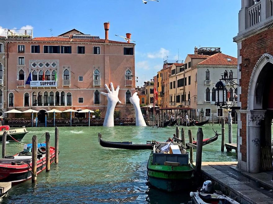 Chẳng ai ngờ rằng những bàn tay mọc từ dưới kênh tại Venice đầy quái đản lại mang thông điệp ý nghĩa đến vậy - Ảnh 1.