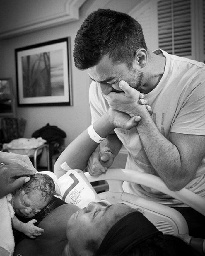 10+ Powerful Photos Of Dads In The Delivery Room To Celebrate Fathers Day