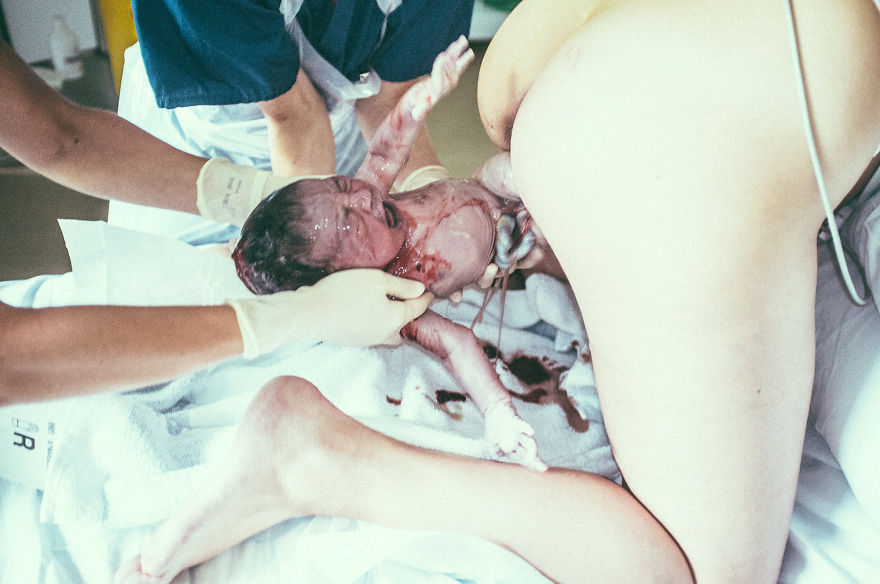wife-giving-birth-photography-buki-koshoni