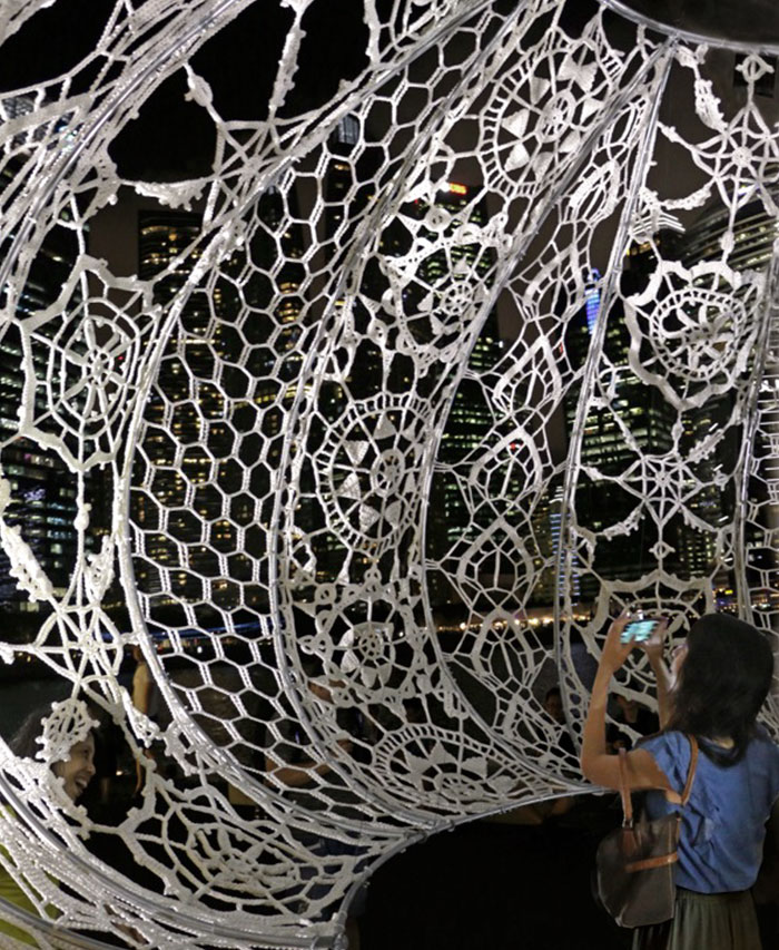 crocheted-urchins-sculpture-choi-shine-architects-Choi+Shine Architekci - gigantyczne jeżowce w Singapurze, wykonane na szydełku. Choi+Shine Architects - giant urchins in Singapore (crochet).singapore-marina-bay-1
