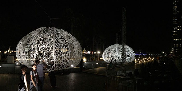 crocheted-urchins-sculpture-choi-shinChoi+Shine Architekci - gigantyczne jeżowce w Singapurze, wykonane na szydełku. Choi+Shine Architects - giant urchins in Singapore (crochet).e-architects-singapore-marina-bay-10