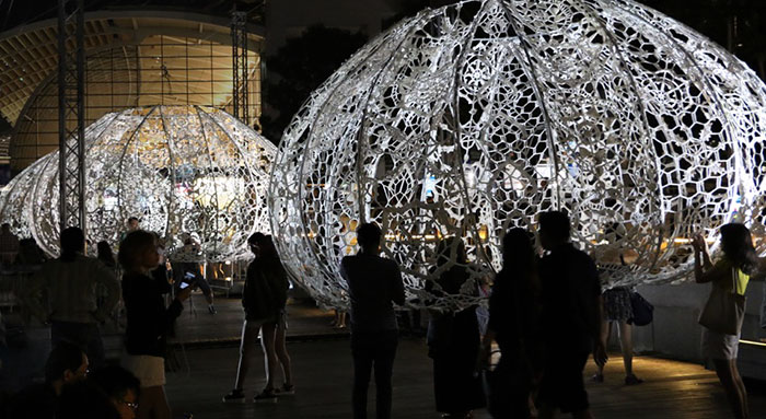 Choi+Shine Architekci - gigantyczne jeżowce w Singapurze, wykonane na szydełku. Choi+Shine Architects - giant urchins in Singapore (crochet).