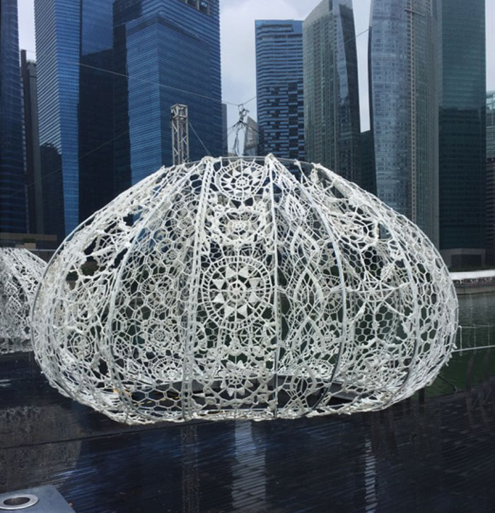 crocheted-urchins-sculpture-choi-shine-Choi+Shine Architekci - gigantyczne jeżowce w Singapurze, wykonane na szydełku. Choi+Shine Architects - giant urchins in Singapore (crochet).-singapore-marina-bay-6