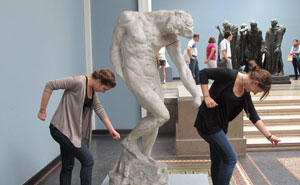 10+ Times People Took Posing With Sculptures To Another Level