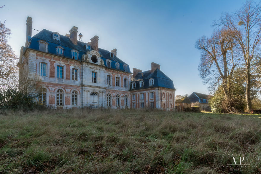  let have look inside decaying chateau 