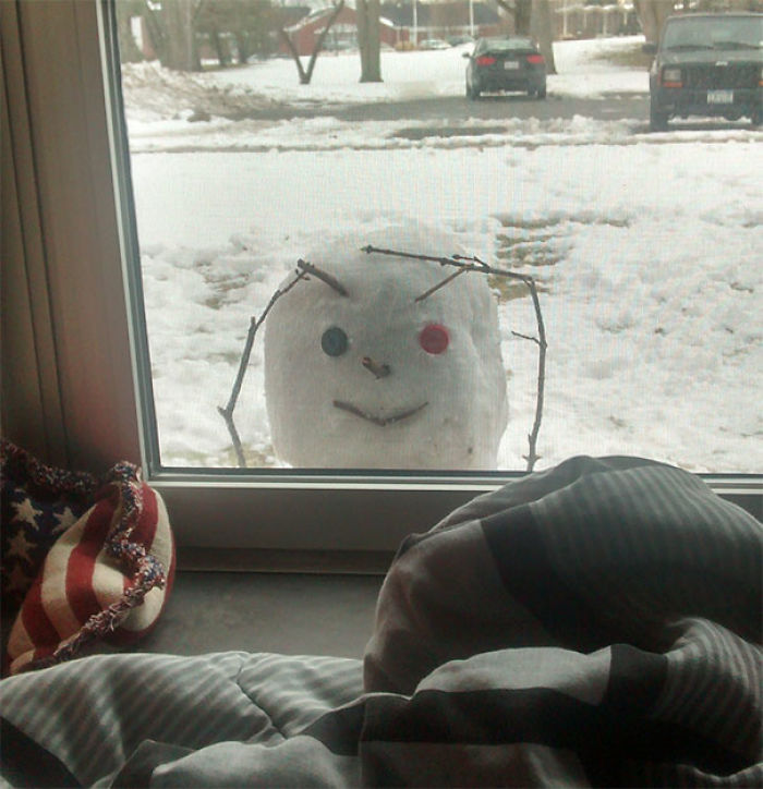 Le hicimos un muñeco de nieve cotilla a nuestro compañero