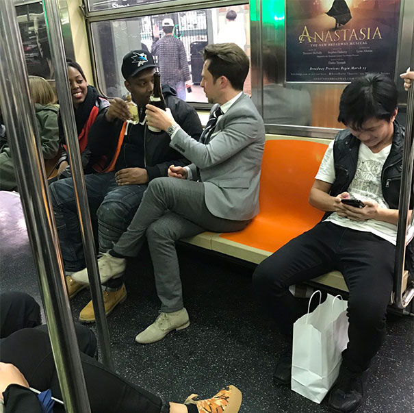 Uma garrafa completa de vinho rolou para fora de um assento de metrô e, em seguida, esses 2 estranhos ficaram abertos e começaram a beber. This Is Peak NYC