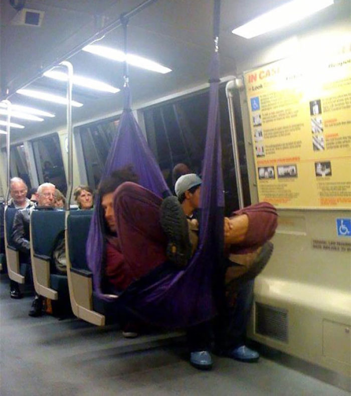 Se montó su propia hamaca en el tren