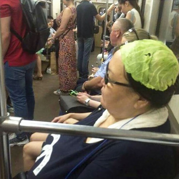 Esta senhora no metrô