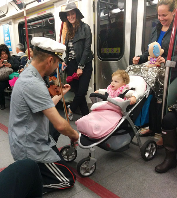 O homem passou seu passeio de metro jogando seu violino por um bebê porque estava chorando
