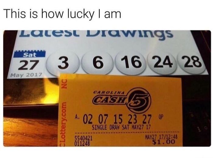 Billete de lotería y los números que ganaron