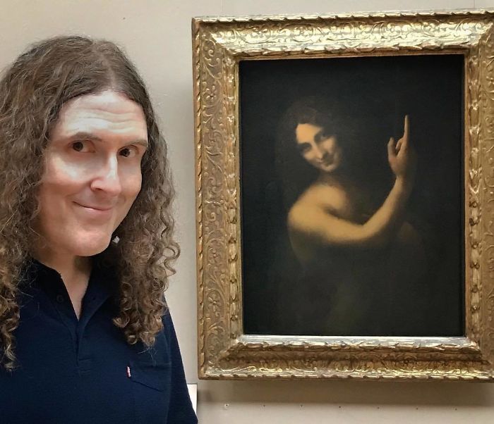 Weird Al Yankovic demostrando su inmortalidad en el Louvre