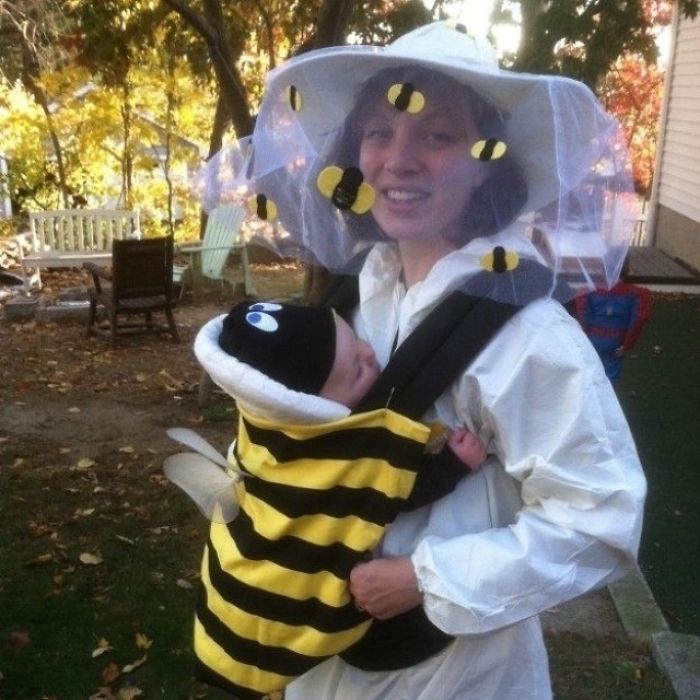 Abeja y apicultora